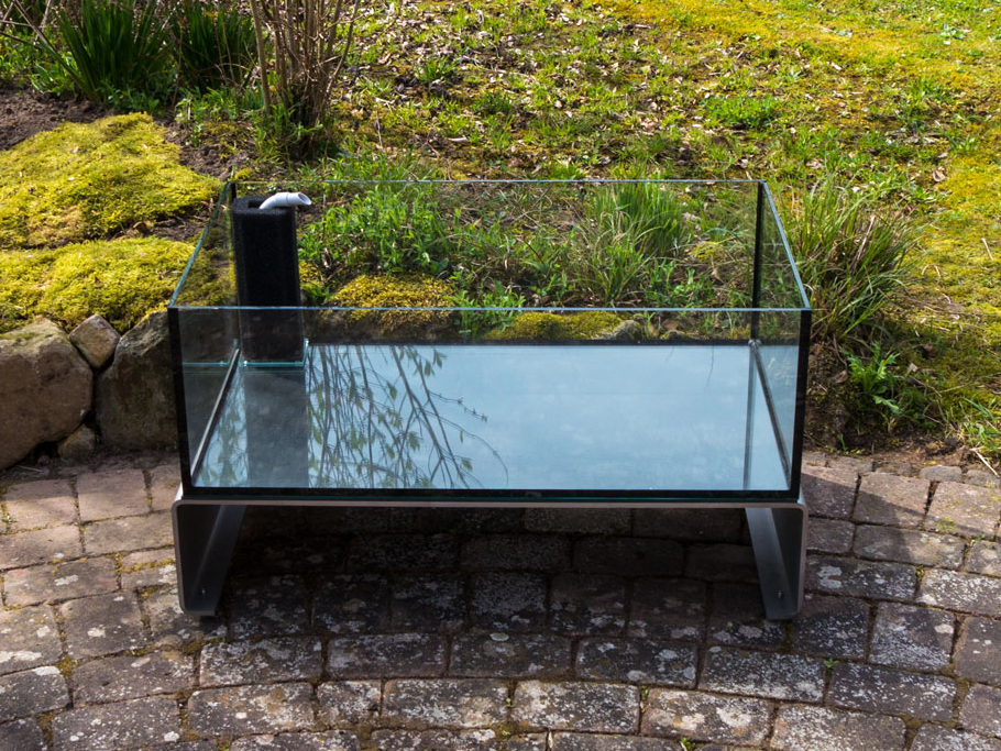 leerer Hochteich mit Innenfilter leerer Hochteich mit Innenfilter